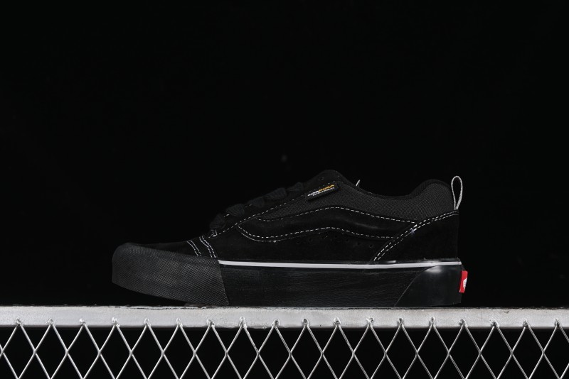 Vans Knu Skool Low Top Retro Casual Vulcanized Slip-On Shoes in Black - VN000CRPBMA