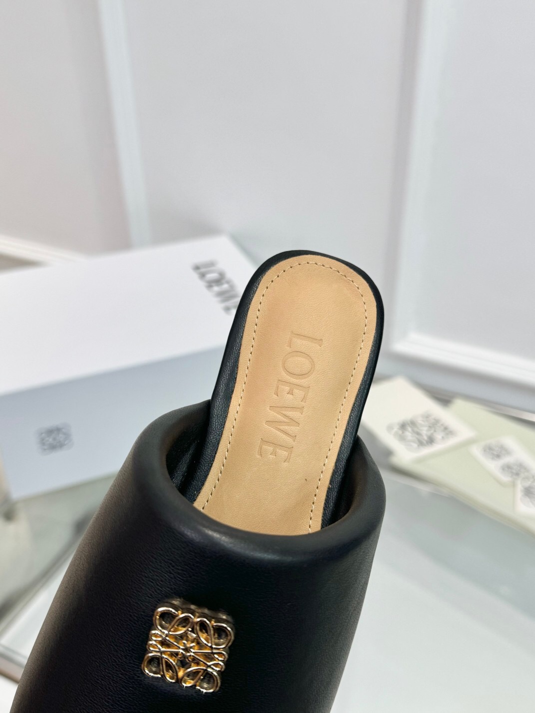 2025 Women Loewe Black Leather Slippers LY00270