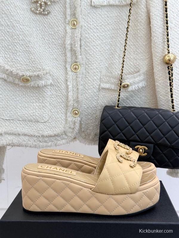 2025 Slippers Chanel Beige Leather Platform Quilted CC Chain
