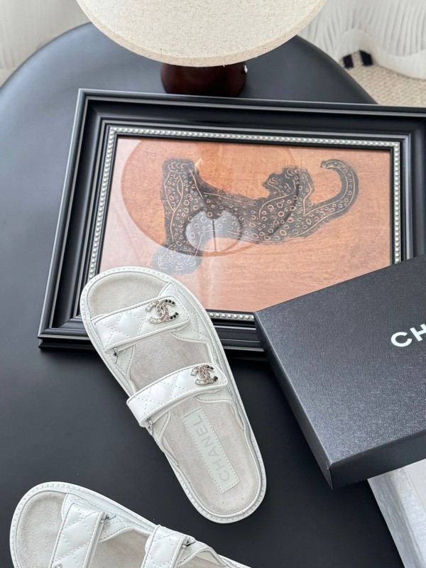 2025 Women Chanel White Leather Slippers LY00310