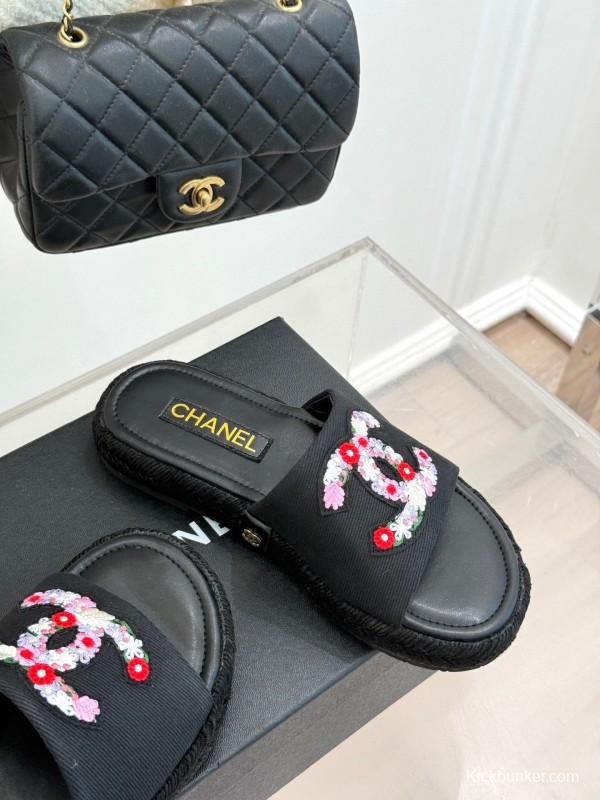2025 Slippers Chanel Black Embroidered Fabric Slippers