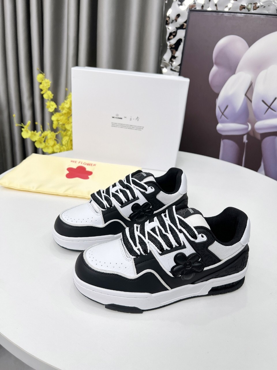2025 Unisex WEFLOWER Black White Leather Sneakers LY00280