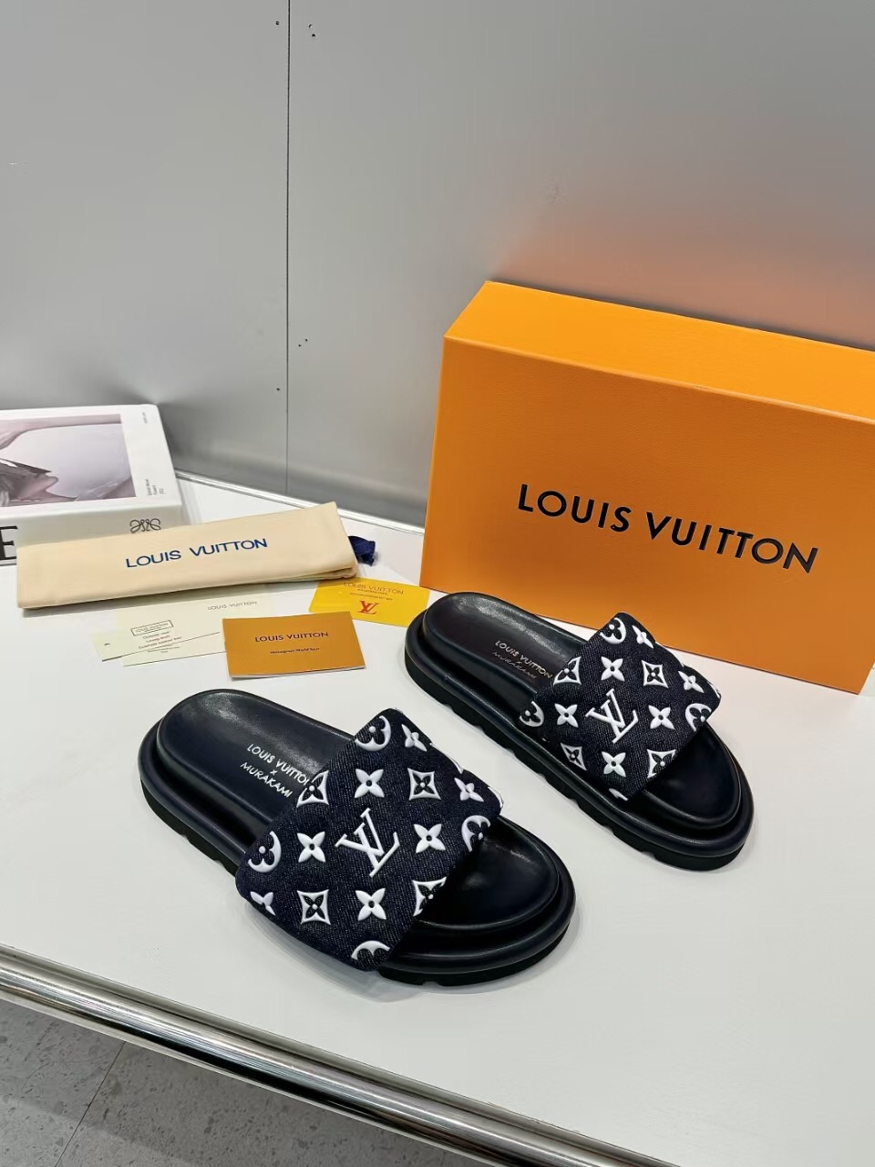 2025 Slippers Louis Vuitton Black White Fabric Pool Pillow Comfort KFY00230