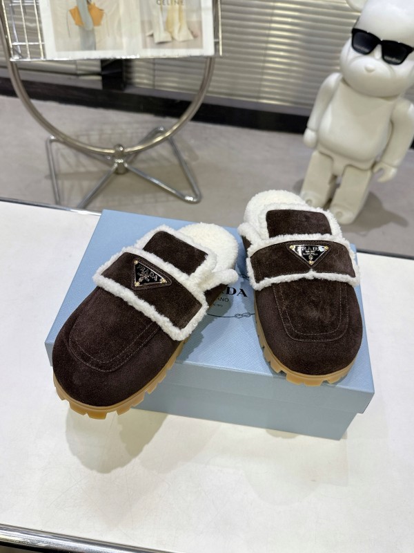 Prada Fall/Winter New Mule Slippers Triangle Buckle Bread Toe Half Slippers - KFY00270