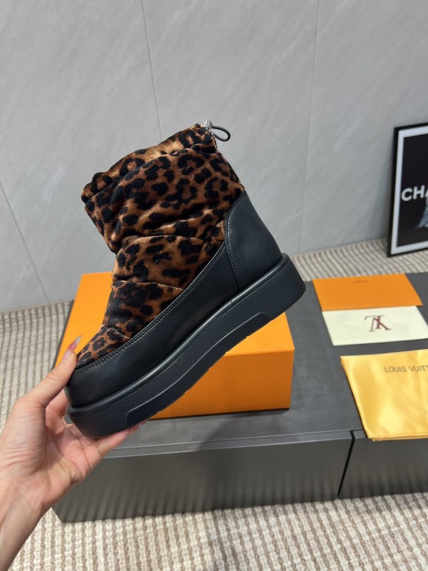 Louis Vuitton Fall/Winter 2025 Snow Boots with Round Toe and Thick Sole - KFY00310