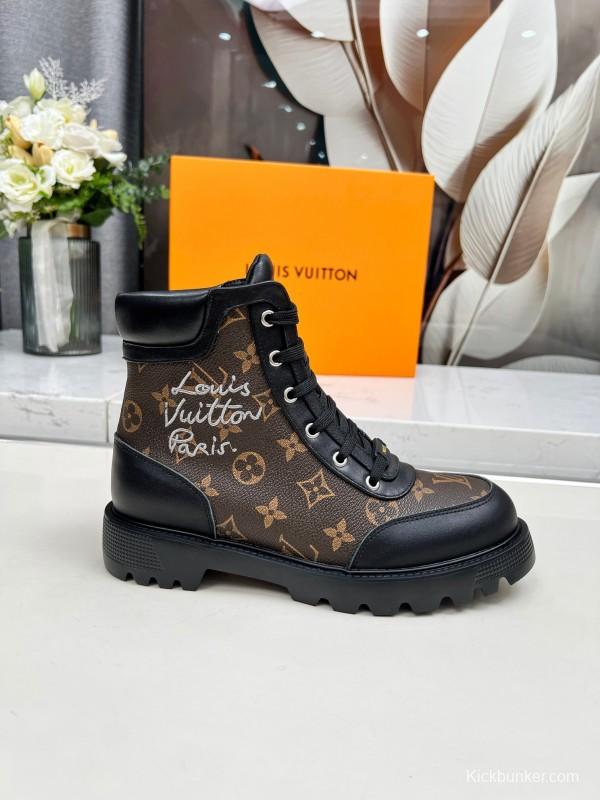 Louis Vuitton Territory Flat Boots with LV Circle Logo and Rubber Outsole - LY00310
