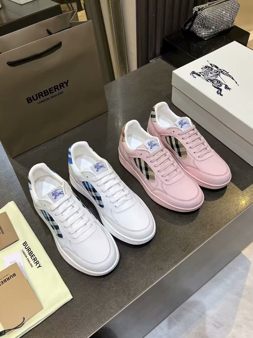 Burberry 2025/SS Italian-Made Sneakers with Equestrian Knight Design Label - KFY00300