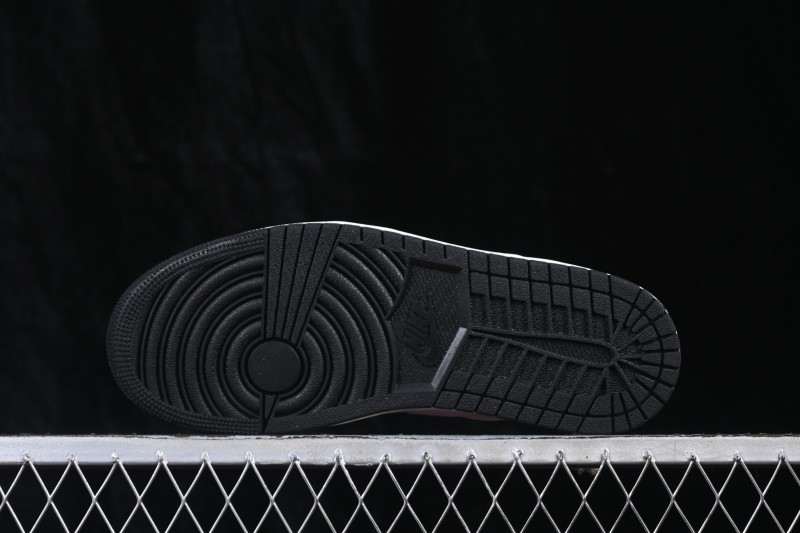 Nike Air Jordan 1 Low Retro Basketball Shoes with Classic Colorway and Premium Leather - II3788-003